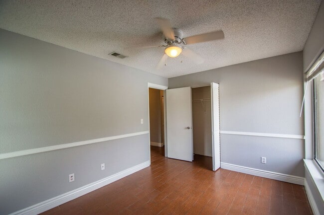 Building Photo - 704 Putt Ln