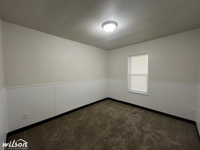 Building Photo - Updated Bungalow with 4 Bedrooms and 2 Full Bathrooms