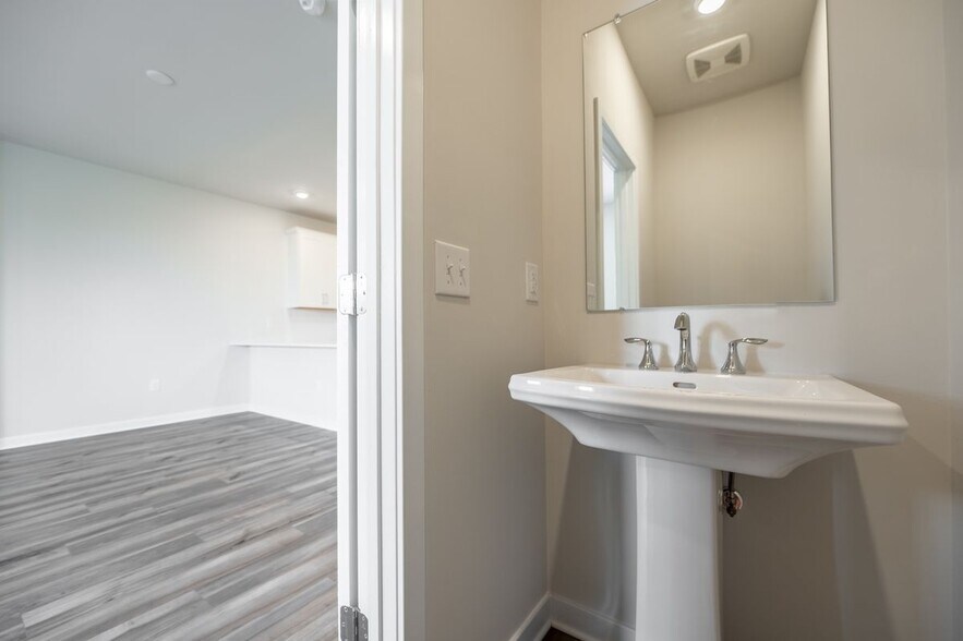 Building Photo - 713 Platinum Dr