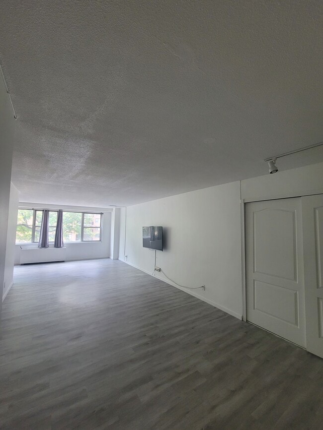Building Photo - 201 Saint Pauls Ave