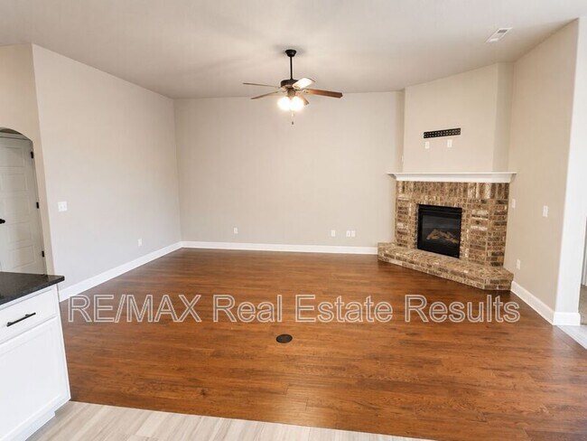 Building Photo - 511 Melrose Pl