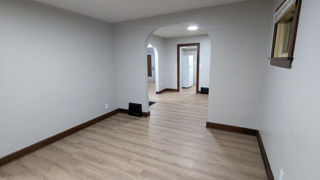 Building Photo - Charming 3 bedroom/1 bath home in the heart of Akron!