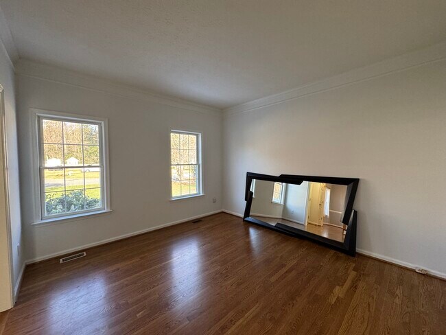 Building Photo - 307 Ludlow Dr