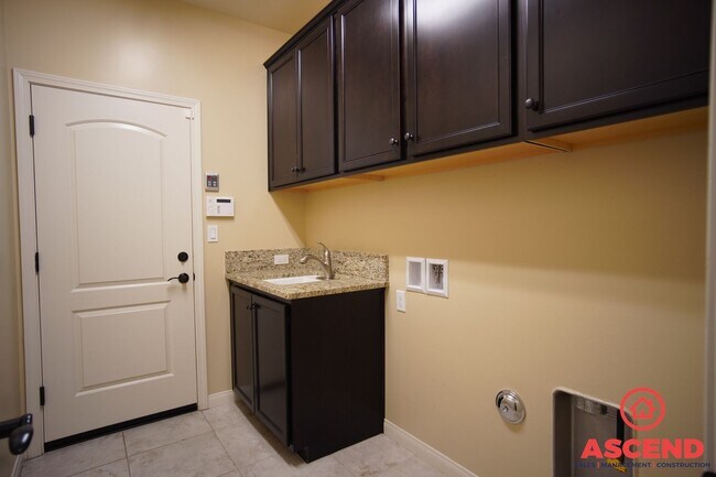 Building Photo - Glamorous Home in Seven Oaks Gated Community!