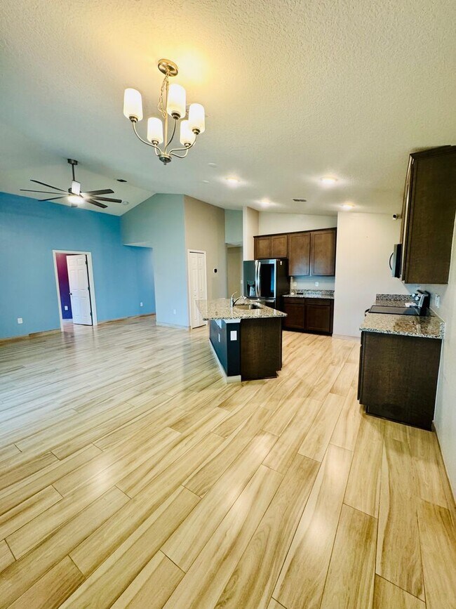Building Photo - Beautiful 4-Bed, 2-Bath Home in a Prime Location!