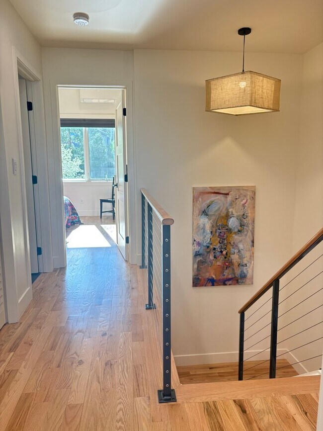 Building Photo - Stunning 4 bed 3.5 Bath Home in Wonderland Hills Walking Distance to Wonderland Lake. Rent Furnis...