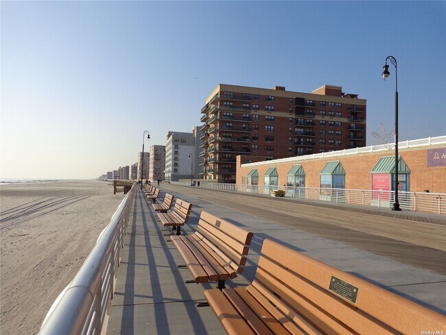 Building Photo - 25 W Broadway