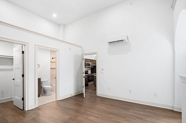 Building Photo - 401 Martin St