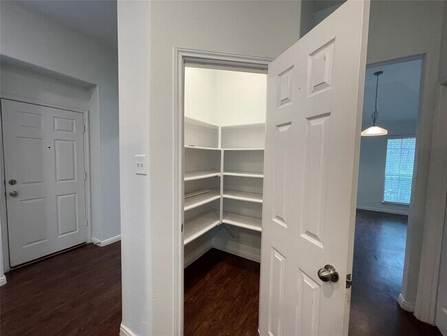 Building Photo - 13429 Raintree Dr