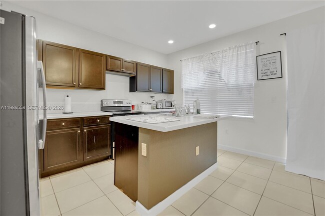 Building Photo - 101 NE 37th Pl