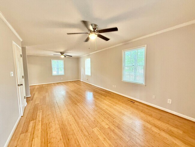 Building Photo - **OFFERING RENT PROMOTION FOR FIRST 6 MONT...