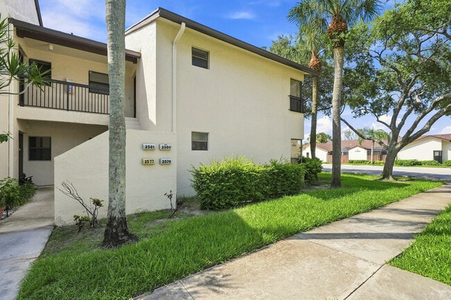 Building Photo - 2581 Carambola Cir N