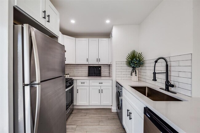 Building Photo - 1200 E 52nd St