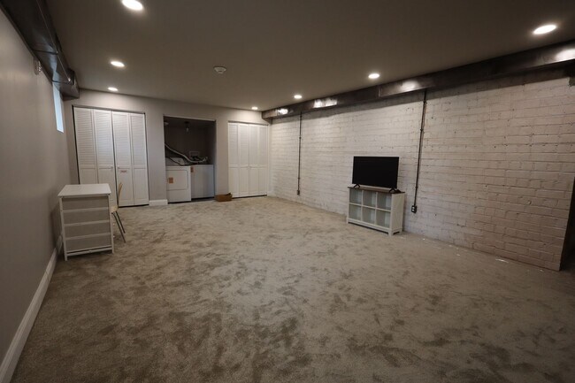 Building Photo - 400 N. 9th-4TH OFFSET