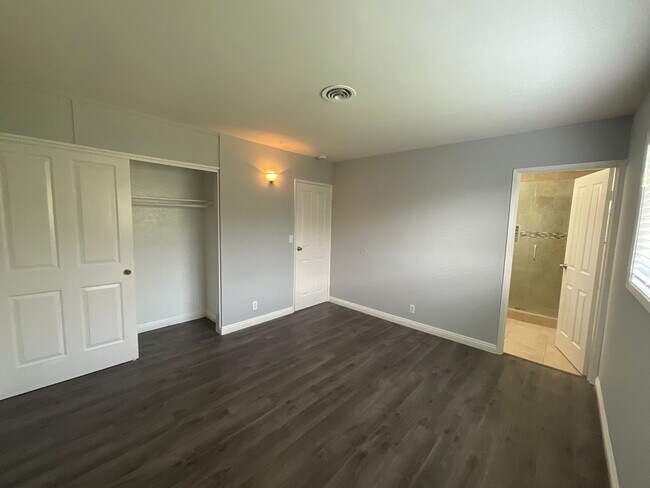 Building Photo - 3 Bedroom 2 Bathroom Single Story Home