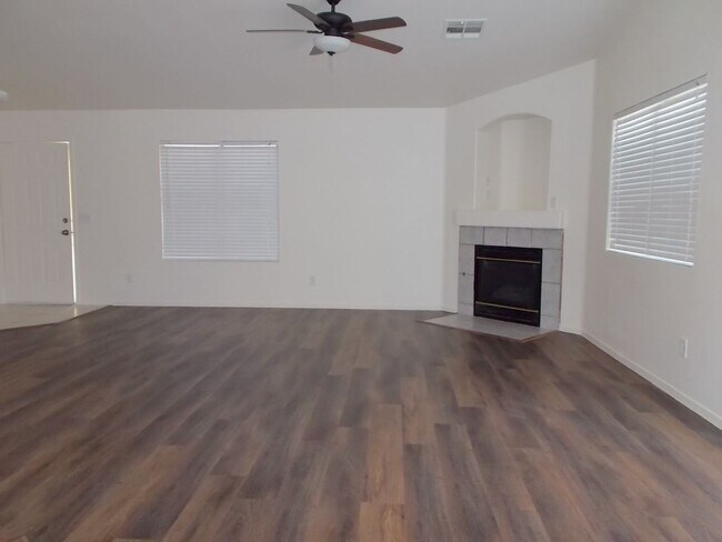Building Photo - Charming Single-Story Home with 3 Bedrooms...