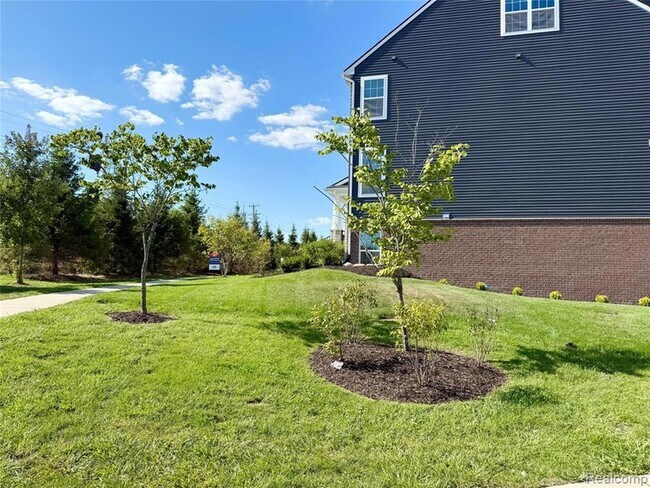 Building Photo - 359 N Sydney Ct