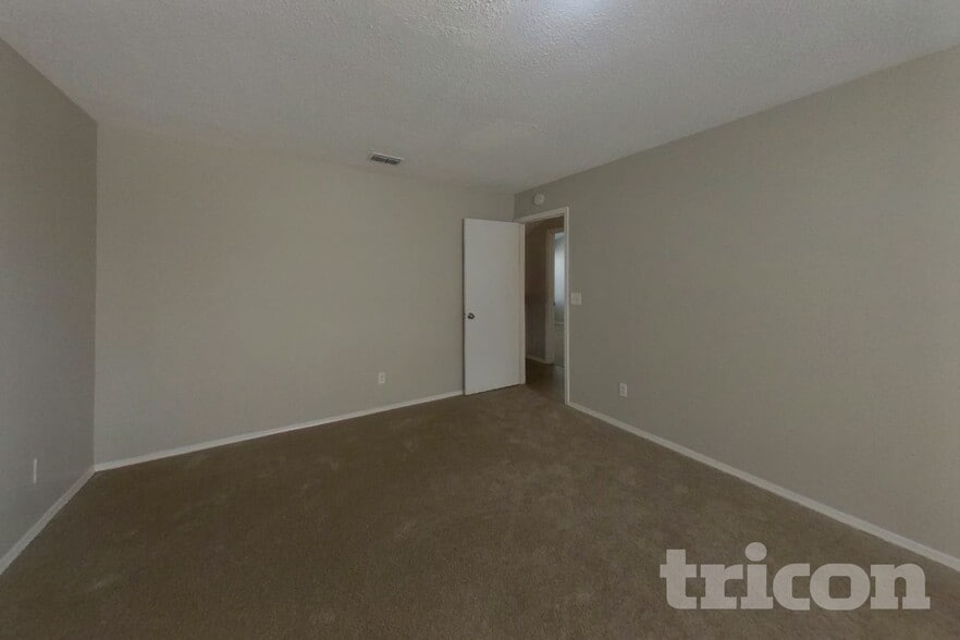 Building Photo - 606 Radnor Ln