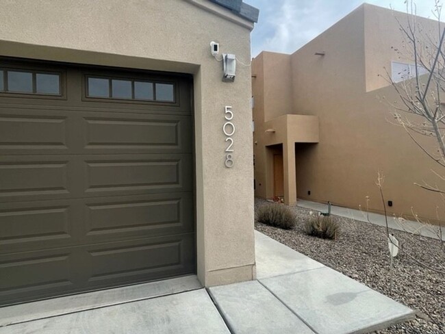 Building Photo - Beautiful Custom Townhome For Rent | Mount...