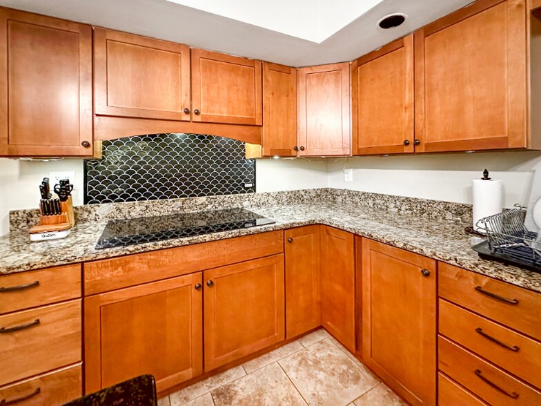 Building Photo - 6636 Isle of Skye Dr