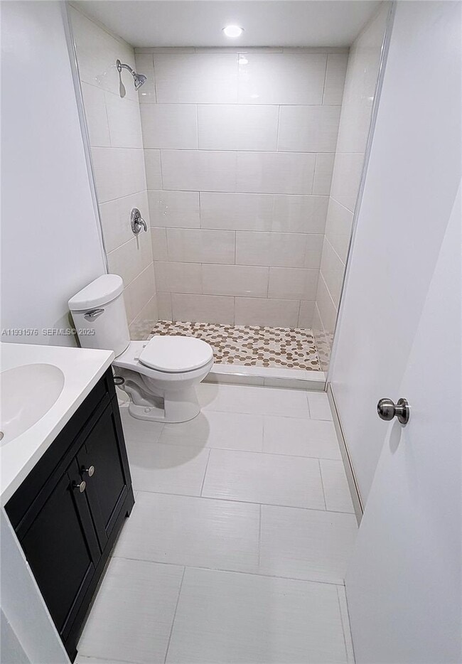 Building Photo - 10090 NW 80th Ct