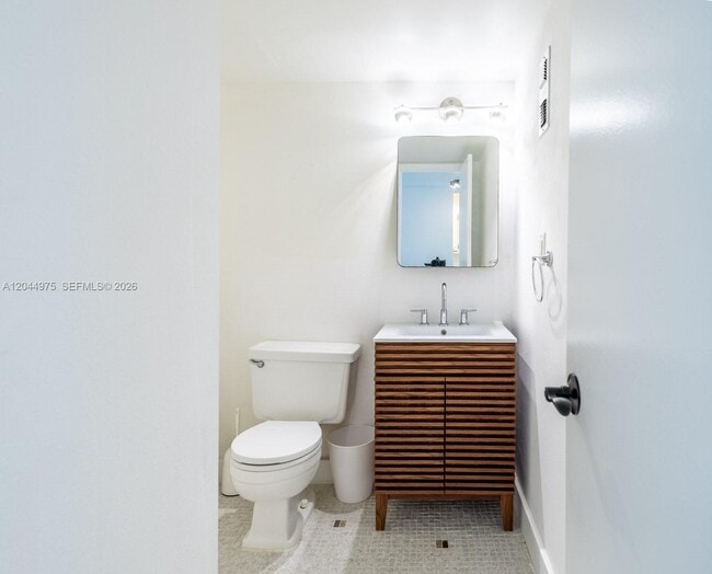 Building Photo - 6900 Bay Dr