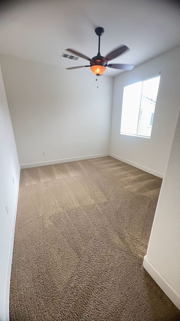 Building Photo - Beautiful spacious 3 bedroom 2/5 bathroom home.