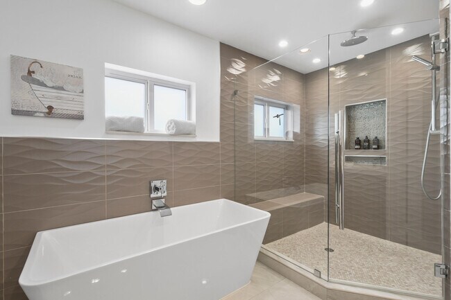 Building Photo - 7101 W Lake Dr