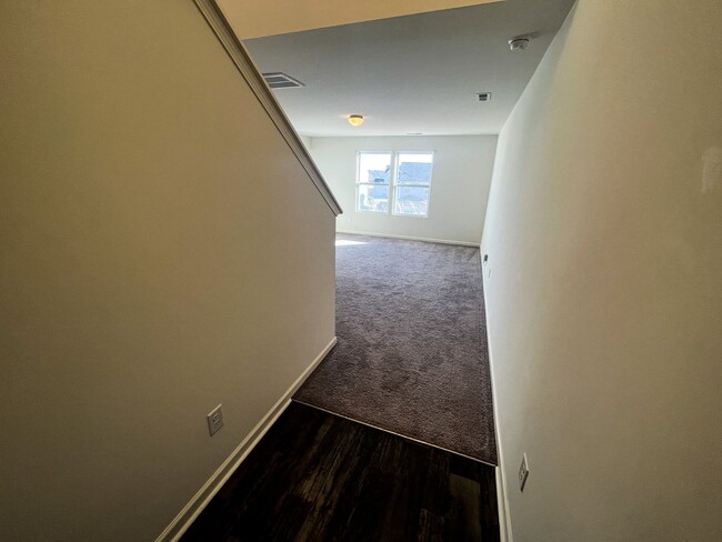 Building Photo - Beautiful 3 bedroom, 2 1/2 bathroom home i...