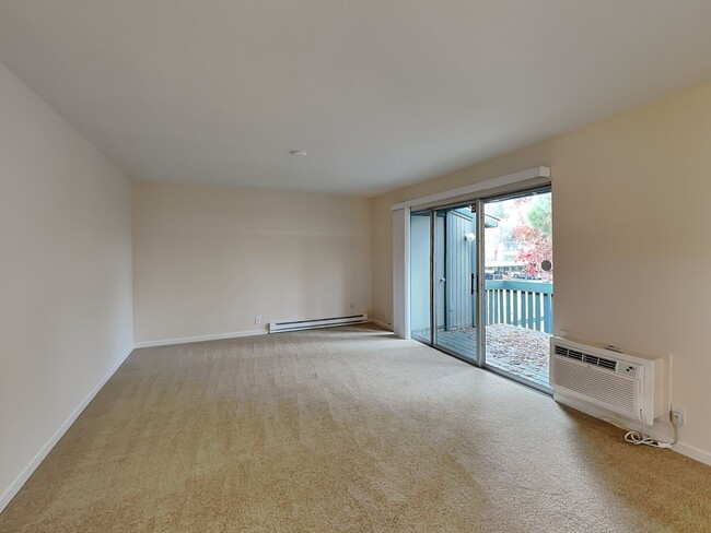 Building Photo - Upstairs Corner Unit 2/1.5 Condo Available Now!