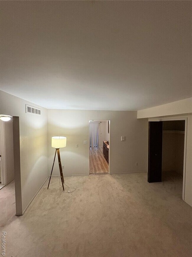Building Photo - Beautiful Condo in Rochester Hills