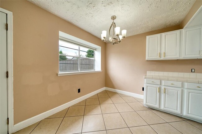 Building Photo - 1323 Oakengates Dr