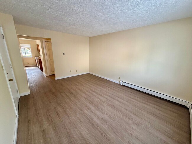 Building Photo - 607 Hillview Dr