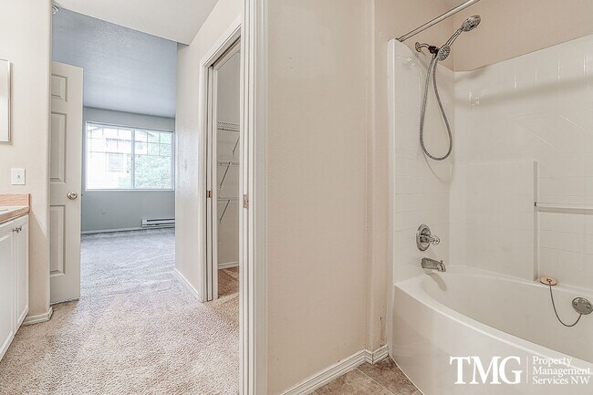 Building Photo - Single level main floor 2br/2ba Condo with Garage & W/D near Nike / Intel / St. Vincent Hospital