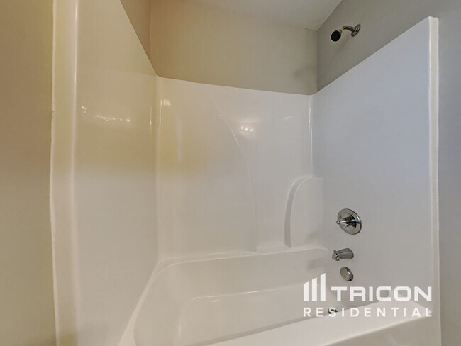 Building Photo - 451 Finch Ln
