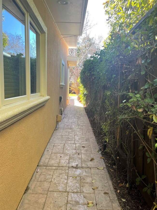 Building Photo - Serene, Executive 5 Bedroom 3 Bath Home with Private Front yard and Backyard - Palo Alto
