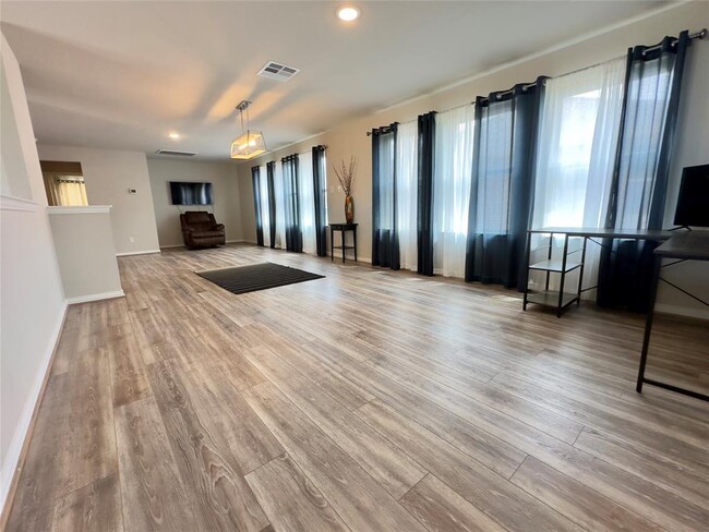 Building Photo - 32927 Silver Mdw Wy