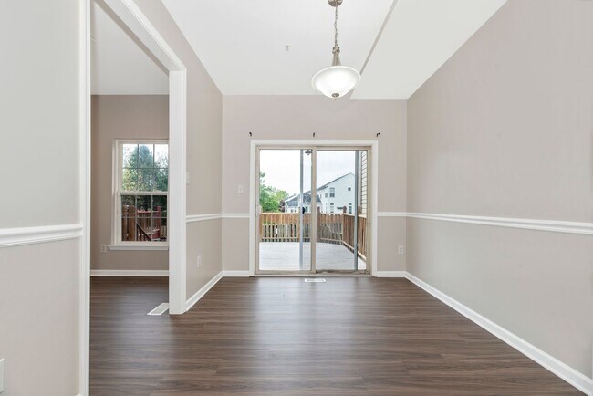 Building Photo - Beautifully Renovated Townhome in Walnut Ridge