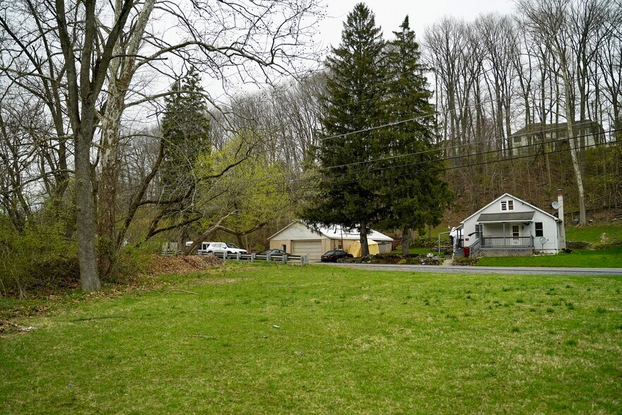 Building Photo - 1951 Bushkill Dr
