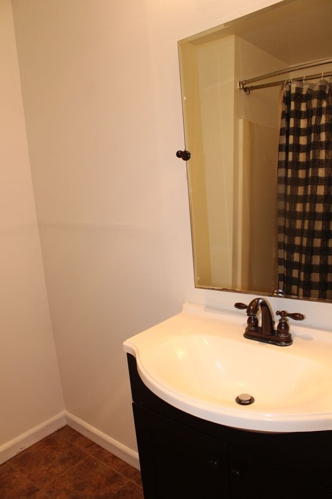 Building Photo - Bright 2 Bedroom, 2 Bathroom Condo, W/ Gar...