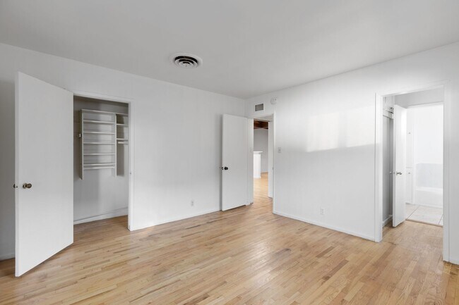 Building Photo - 15826 Magnolia Blvd