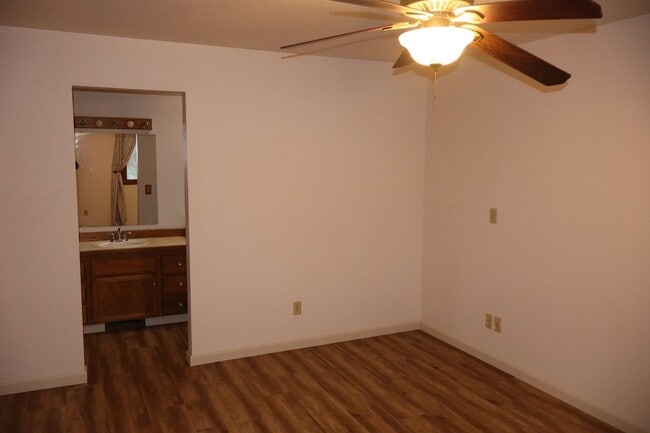 Building Photo - Quiet neighbor Home