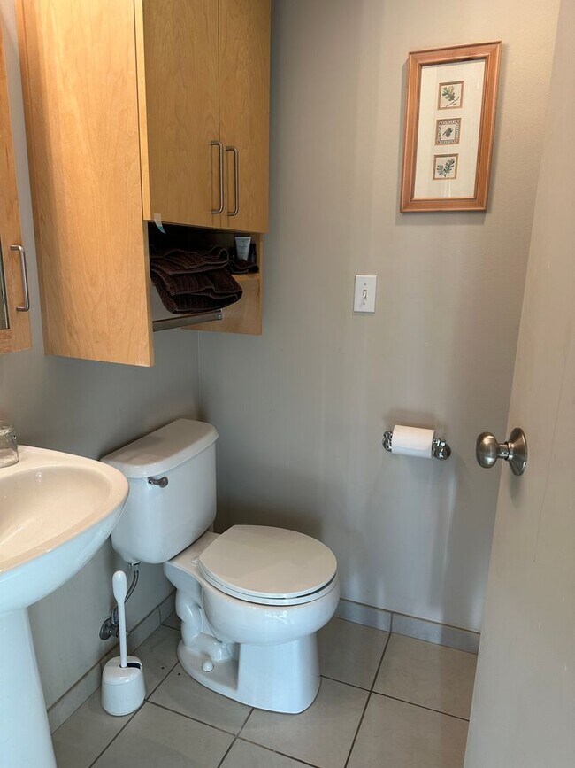 Building Photo - Lovely 2 bedroom 2 bath condo with a river...