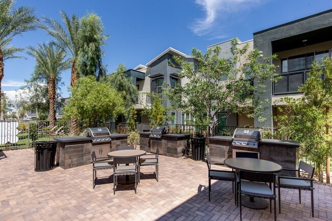 Building Photo - Luxury Summerlin townhome in resort style gated community