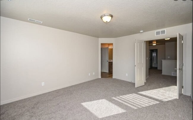 Building Photo - 858 N Old Fort Dr