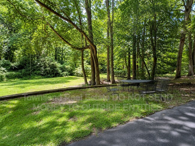 Building Photo - 3316 Cliffdale Rd