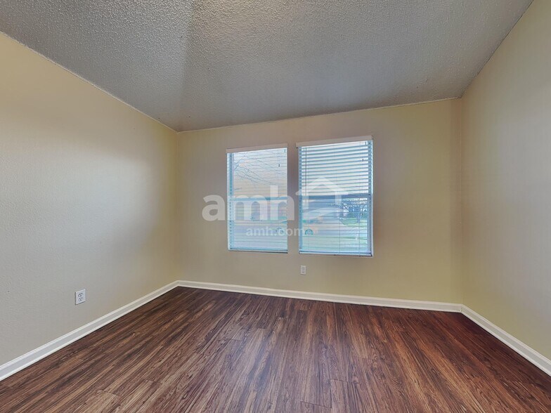 Building Photo - 800 Castlewick Ct