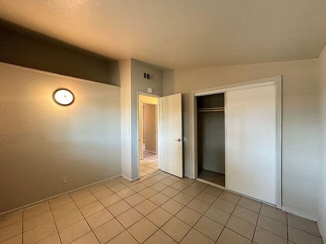 Building Photo - 3 Bedroom Home In Sacramento
