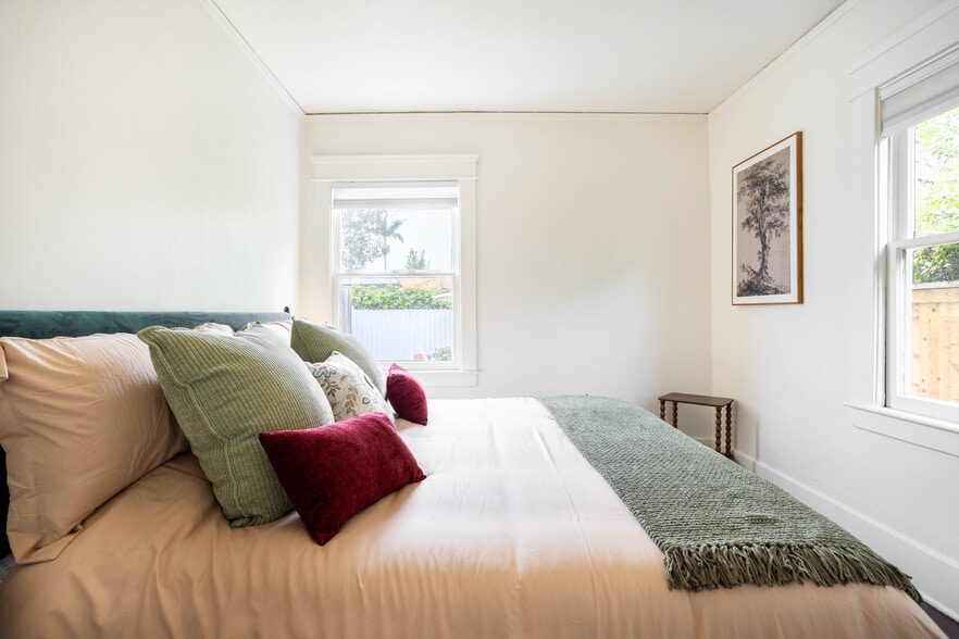 Bedroom - 810 Crestmoore Pl