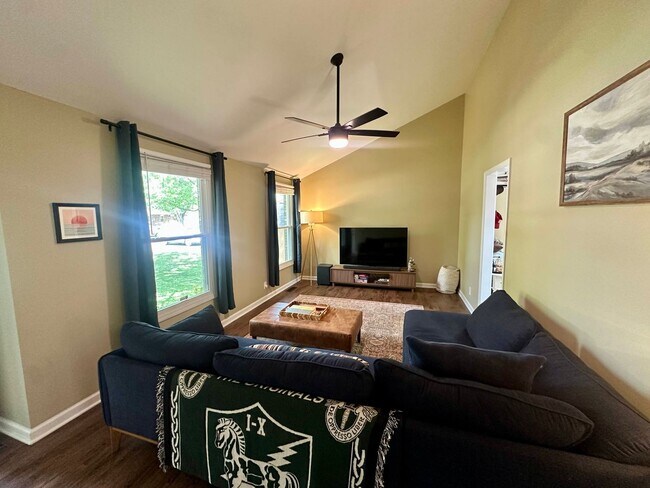 Building Photo - 1205 Woodbridge Dr